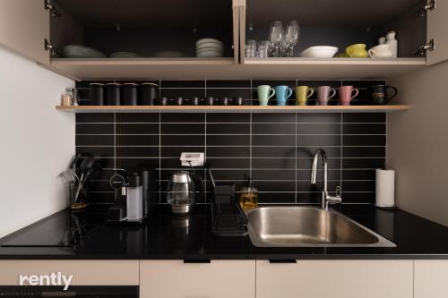 Cucina o angolo cottura di Luxury Apartments And Studios At Sea Side By Rently
