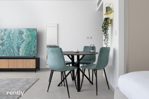 Area soggiorno di Luxury Apartments And Studios At Sea Side By Rently
