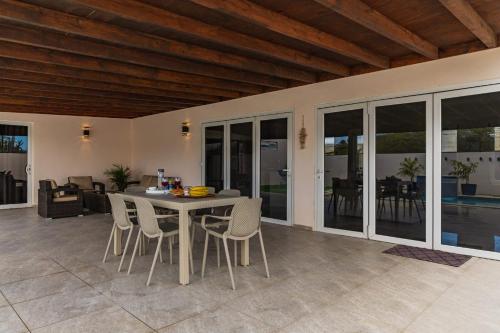 a dining room with a table and chairs at Lord's Suites in Cura Cabai