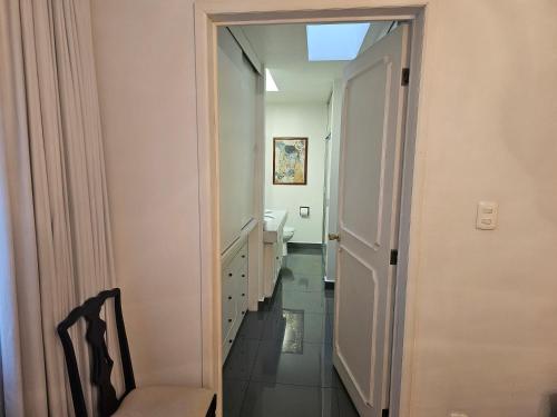 un corridoio di un bagno con lavandino e specchio di Casa Monasterio H Boutique a Città del Messico