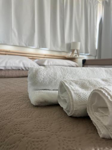 a hotel room with two beds with white towels at B&B Penthouse in Gallico