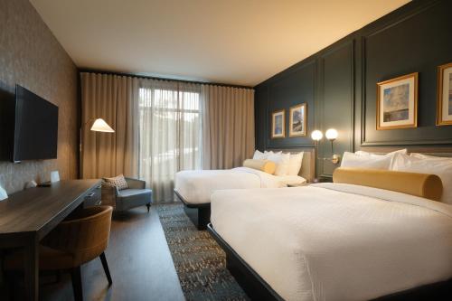 Postel nebo postele na pokoji v ubytování OS Hotel