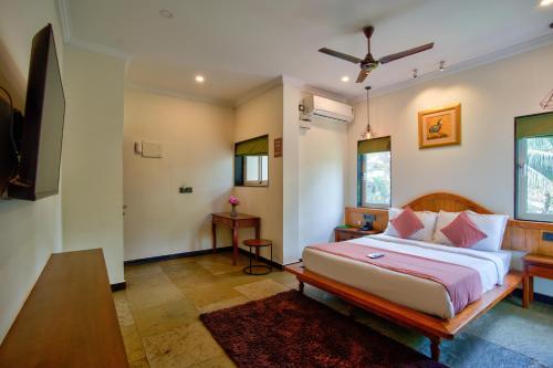 a bedroom with a large bed in a room at Hotel Dimaru Boutique in Calangute