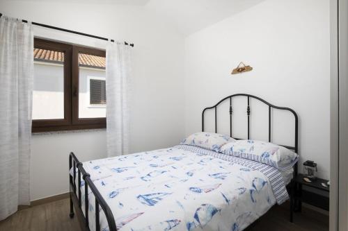 a bedroom with a bed and a window at Ferienhaus Captains in Vintijan