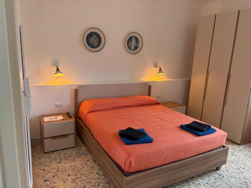 Un dormitorio con una cama con dos toallas encima. en Sun&Home, en Siracusa