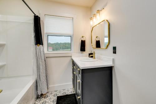 un bagno con lavandino e specchio di 10 Mi to Red River Gorge Peaceful Rural Getaway! a Campton