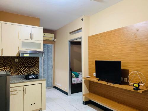 una cucina con TV a schermo piatto in una camera di Selo Property a Pedurenan Dua