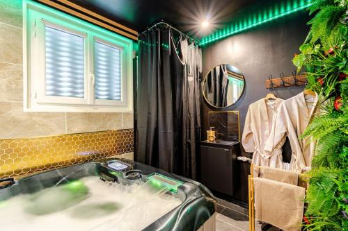 Ένα μπάνιο στο Secret SPA Jacuzzi & Cinema