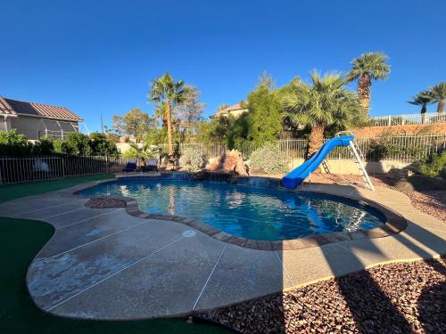 a small pool with a slide in a yard at Mesquite paradise in Mesquite