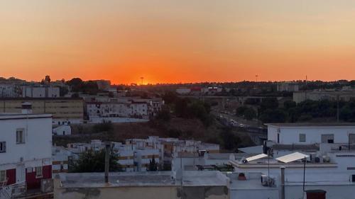 Η ανατολή ή δύση του ηλίου όπως φαίνεται από αυτό το διαμέρισμα ή από εκεί κοντά