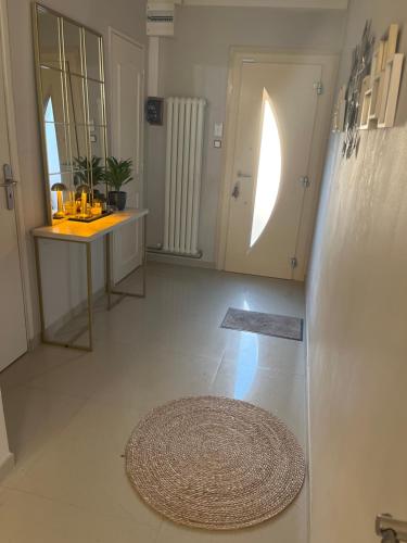 ein großes Zimmer mit einem Teppich auf dem Boden in der Unterkunft Maison Chic à 10min du circuit des 24H in Allonnes