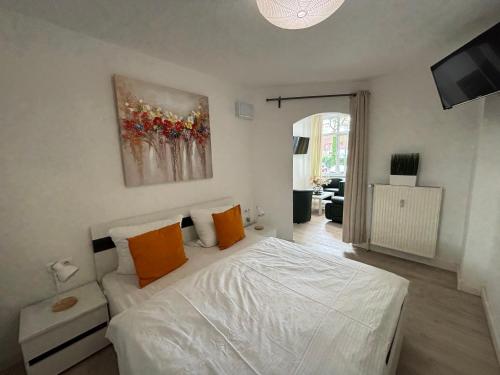 a bedroom with a bed and a painting on the wall at Haus OstseeWelle - Wohnung 10 in Dahme