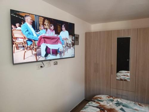 TV a/nebo společenská místnost v ubytování Habitación confortable cama doble Ibagué
