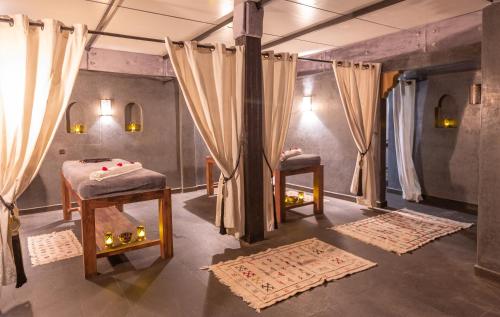 Ein Bett oder Betten in einem Zimmer der Unterkunft Les Sources Berbères Riad & Spa