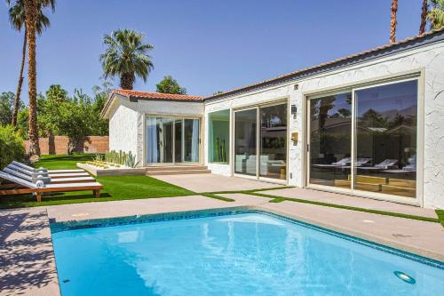 Bazén v ubytování Elegant 5-Bedroom Villa with Resort-Style Pool Spa & Views nebo v jeho okolí