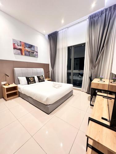 Un ou plusieurs lits dans un hébergement de l'établissement The Luxe Infinitum by Comfort Homestay