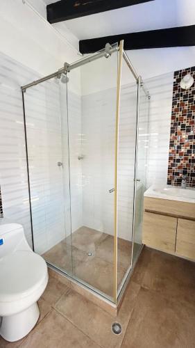 una ducha de cristal en un baño con inodoro en Isabelu, en Guaduas