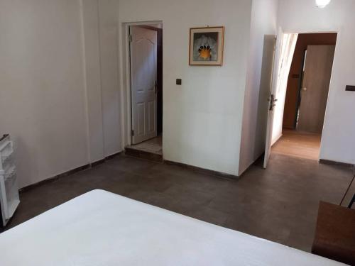 una stanza con un letto e un corridoio con due porte di Appartement zone b a Dakar