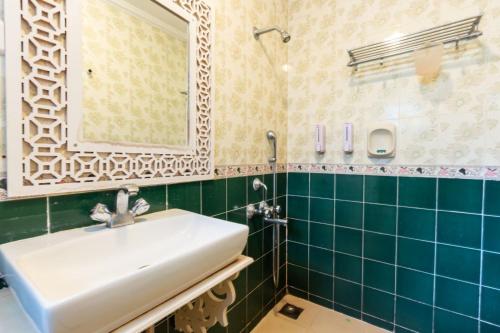 Koupelna v ubytování 2BHK with Kitchen, Swimming Pool and 2 Mins walk to beach