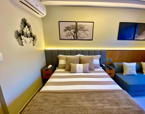 a bedroom with a large bed and a couch at Beach Haus By 123Quarto hospedagem in Tambaú