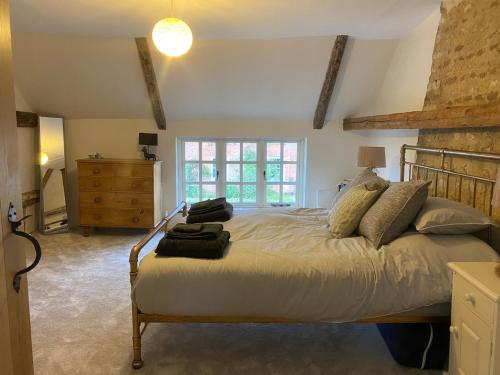 a bedroom with a large bed in a room at Boutique 2 bedroom cottage - North Norfolk coast in Hindringham