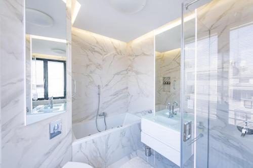 Ένα μπάνιο στο Luxurious 2BD on Crystal Garden