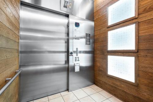 Beach Residences On Siesta, aka The Hyatt في سيستا كي: مصعد معدني في مبنى به نافذتان