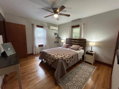 Ένα ή περισσότερα κρεβάτια σε δωμάτιο στο Tandem Lodge - Unit 1