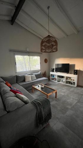 een woonkamer met een bank en een tafel bij La Casa del Gringo in Villa Icho Cruz