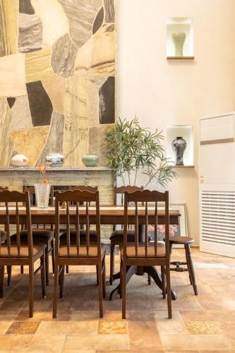 une salle à manger avec une table et des chaises en bois dans l'établissement EXTAY Mansion Chungmuro, à Séoul