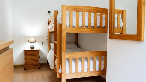 ソルデュにあるApartmentsix4の二段ベッド付きの部屋(家の中の二段ベッド1台)