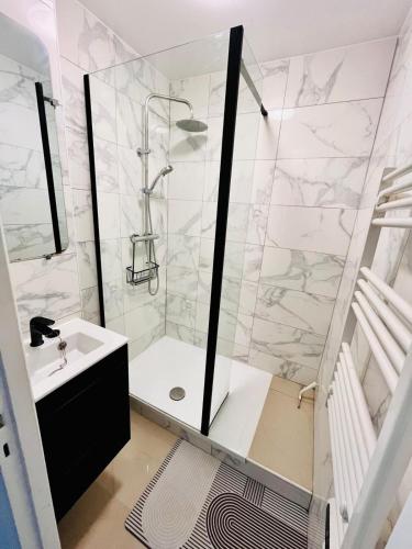 Ένα μπάνιο στο LOCATION COURTE DUREE A BOISSY SAINT LEGER