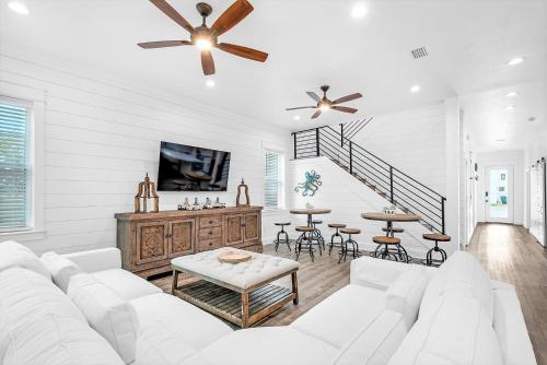 Μια τηλεόραση ή/και κέντρο ψυχαγωγίας στο Latitude! New 8 Bedrooms! Beach!