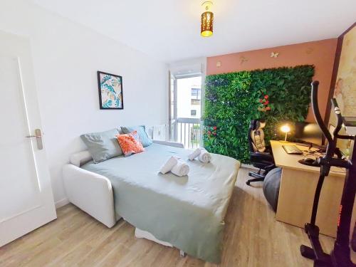 a bedroom with a white bed and a green wall at Le Cocon des Pros', calme, spacieux et tout équipé in Compiègne