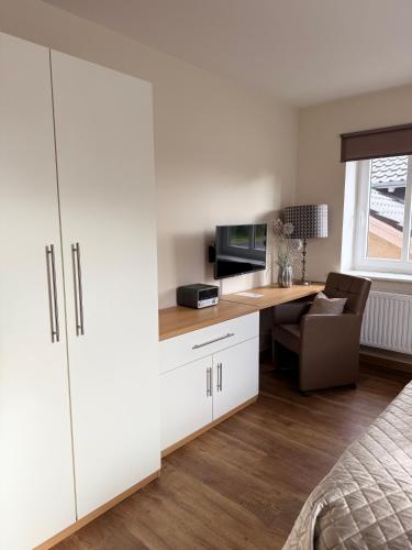 cocina blanca con escritorio y microondas en Dat Lütte, en Ockholm