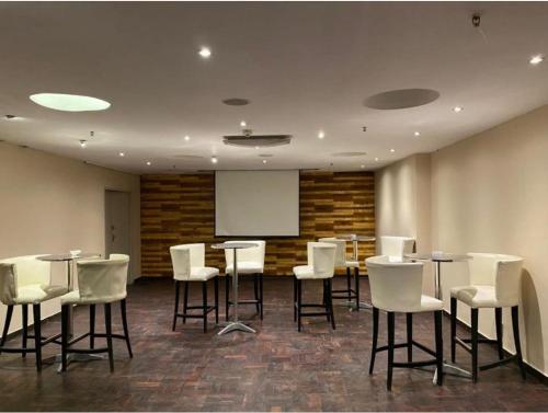 Khu vực hỗ trợ khách đi công tác/phòng hội thảo tại Mapungubwe Pop Champagne hotel apartments