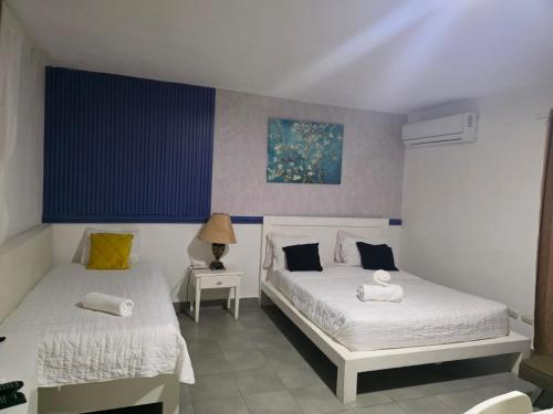 Un dormitorio con dos camas y una mesa con lámpara. en Punta Cana Pool Sol Caribe, en Punta Cana