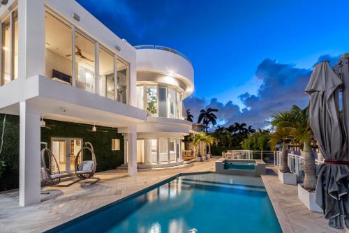 Una vista exterior de una casa con piscina. en Villa Seminole, en Fort Lauderdale
