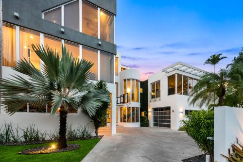 una casa con una palmera delante en Villa Seminole, en Fort Lauderdale