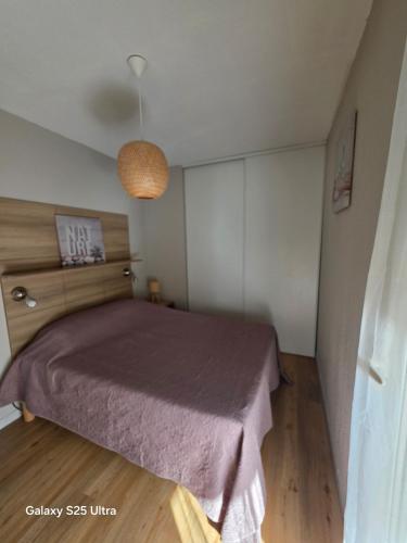 a bedroom with a bed in a small room at Appartement RDC - Grau du Roi in Le Grau-du-Roi