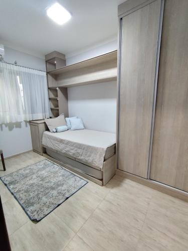 Un dormitorio pequeño con una cama y un armario. en Refúgio pôr do sol Fe, en Marechal Cândido Rondon