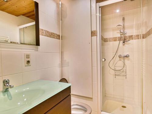 Koupelna v ubytování Studio cosy centre-village avec balcon, parking, cuisine équipée - FR-1-685-50