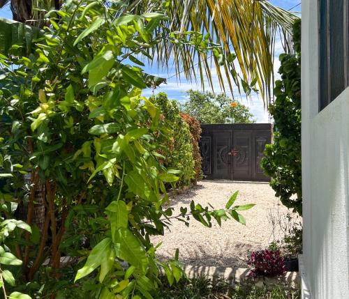 a garden with a gate and a bunch of plants at Outdoor Cinema Group Friendly Retreat in Pingwe