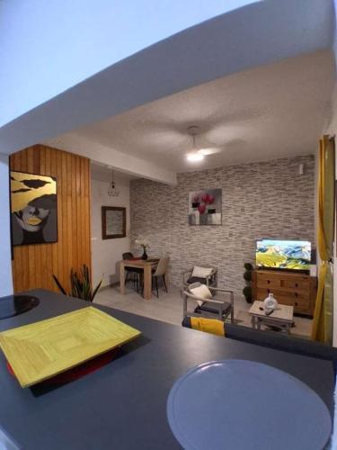 modelo de sala de estar con mesa y sofá en Nonolodge, en Pamandzi