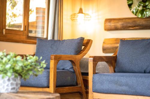 two chairs and a couch in a room at Cabañas VIP Mazamitla in Mazamitla