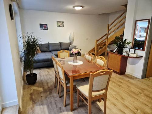 モラフスケ・トプリツェにあるApartment Paradiseのテーブルとソファのあるリビングルーム