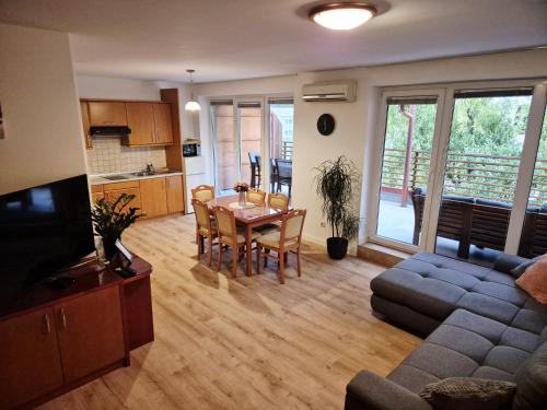 モラフスケ・トプリツェにあるApartment Paradiseのテーブルとソファのあるリビングルーム