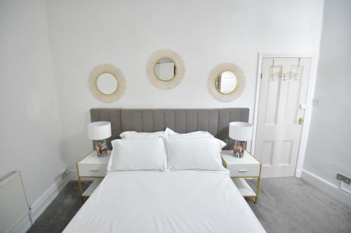 Postel nebo postele na pokoji v ubytování Spacious & Cosy Double Bed Room Stockport