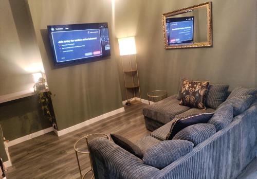 Una sala de estar con dos sofás y un televisor de pantalla plana. en Parkdale-2 Bedroom House in Sheldon Birmingham, en Birmingham