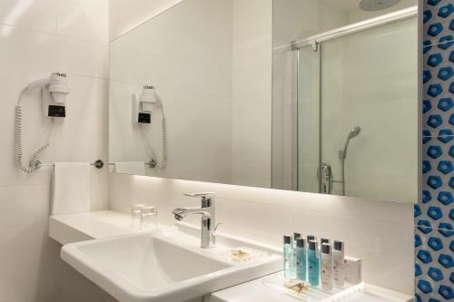 Koupelna v ubytování Ramada Hotel & Suites by Wyndham Izmir Kemalpasa